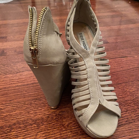 Steve Madden Detailed Wedges - Picture 2 of 4